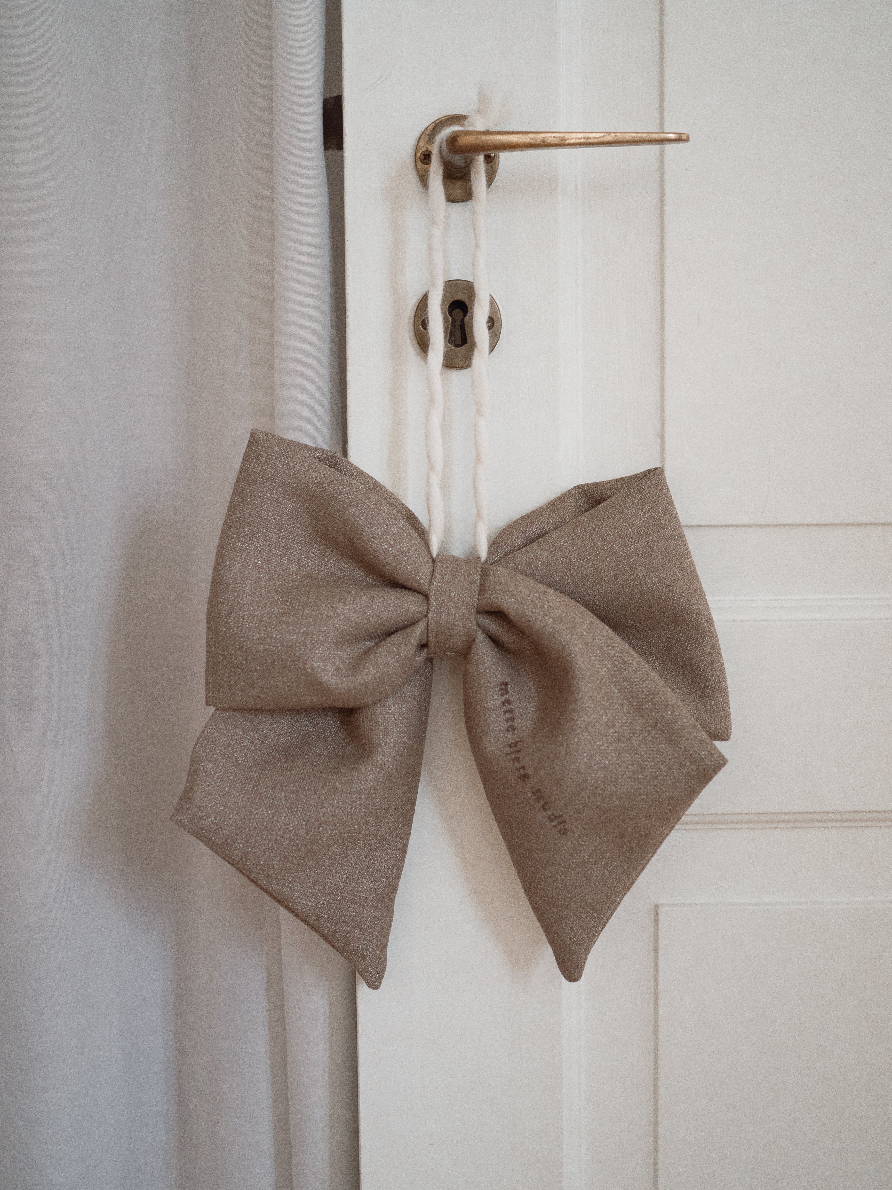 BOW BEIGE 9